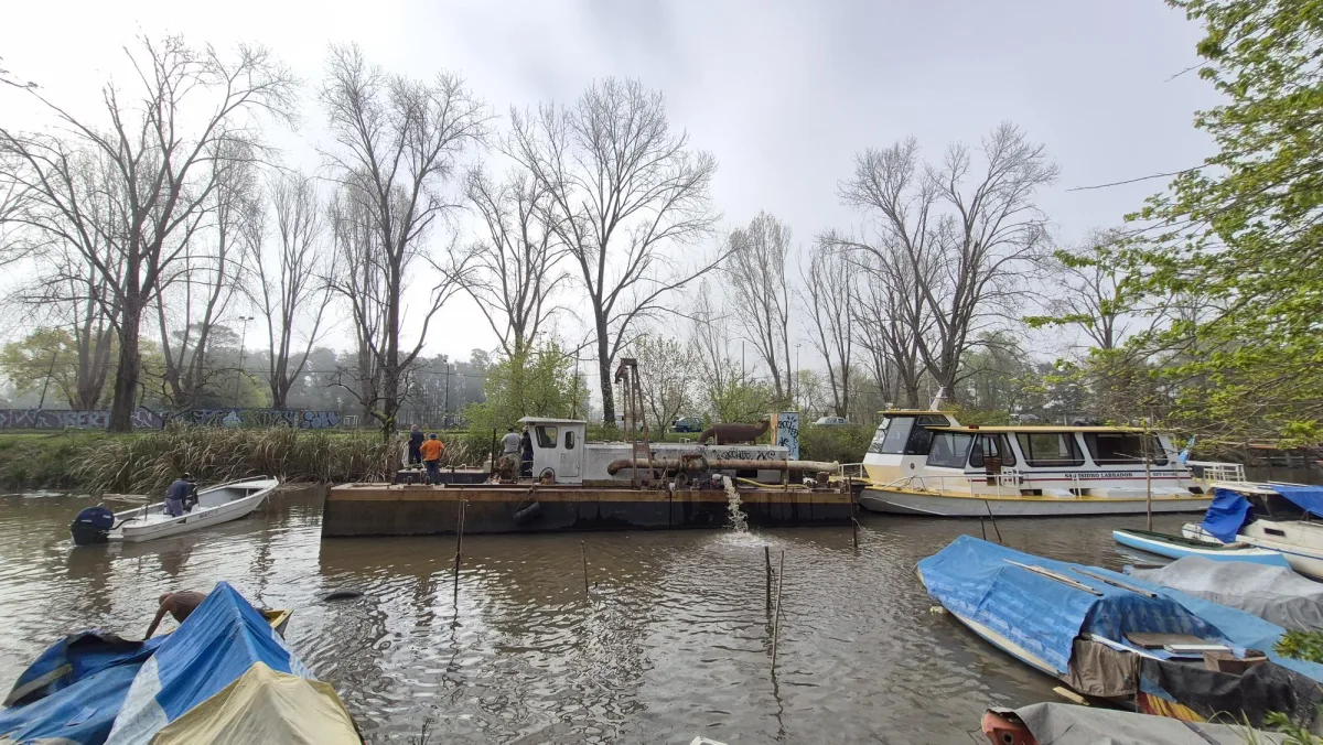 San Isidro retiró draga varada y mejora su costa