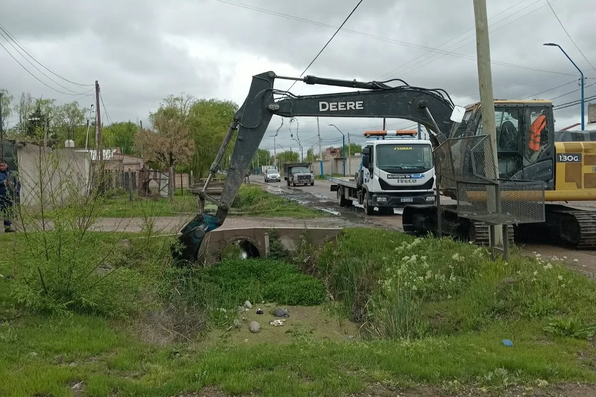 Avanza la limpieza del canal de desagüe en calle Villegas