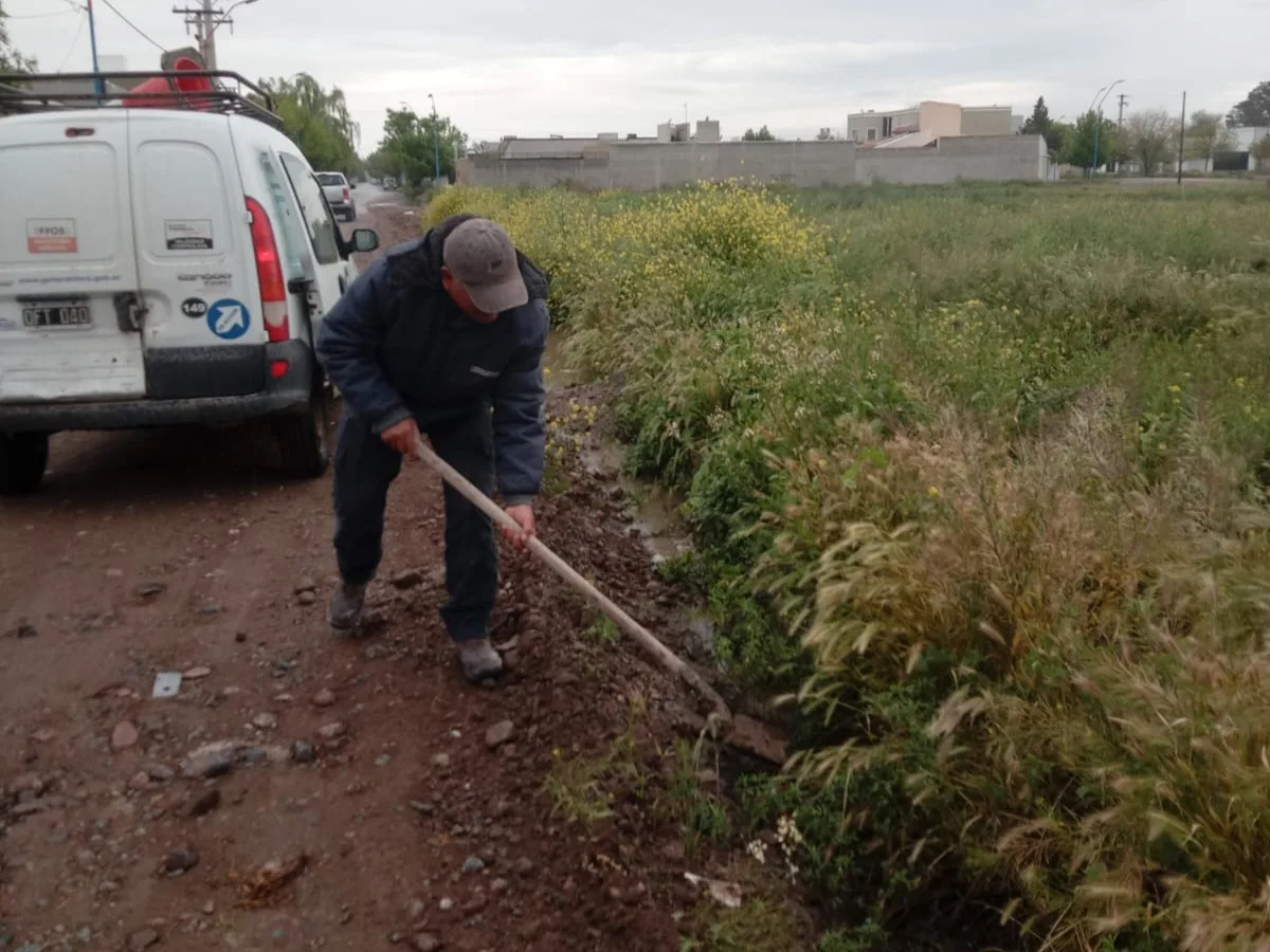 Avanzan las tareas de limpieza de desagües en Roca