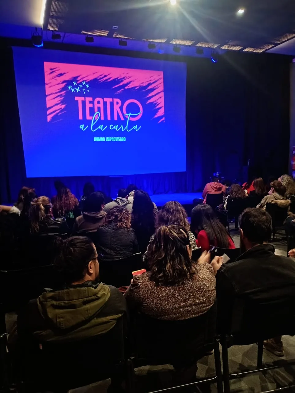 El humor y la improvisación brillaron en el Espacio INCAA Roca