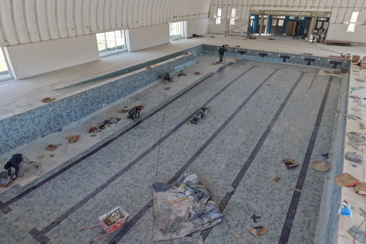El natatorio de Zona Norte avanza con su revestimiento interior