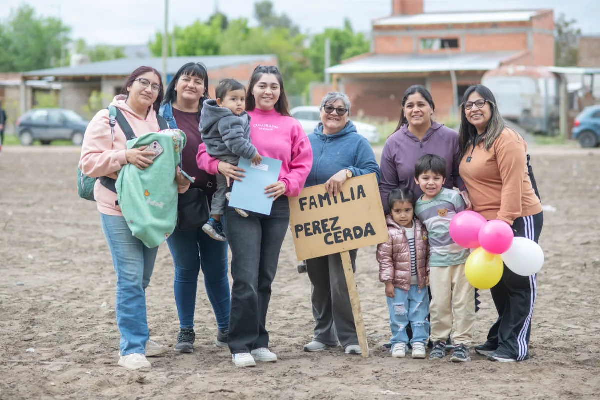 Entregaron 43 lotes sociales en el barrio Mosconi