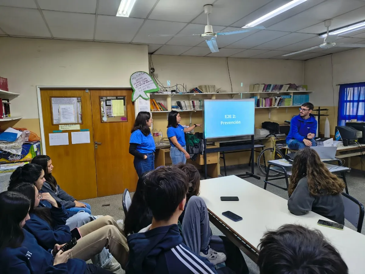 Estudiantes de ESRN N° 107 participaron en charla sobre consumos