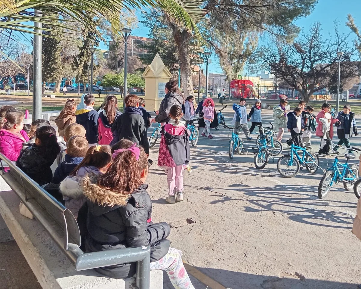 Estudiantes de la Escuela 32 visitaron el municipio de Roca