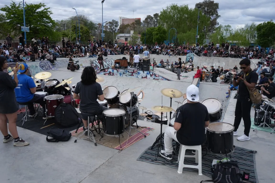 Más de 100 bateristas se reunieron en Roca para homenajear al Indio