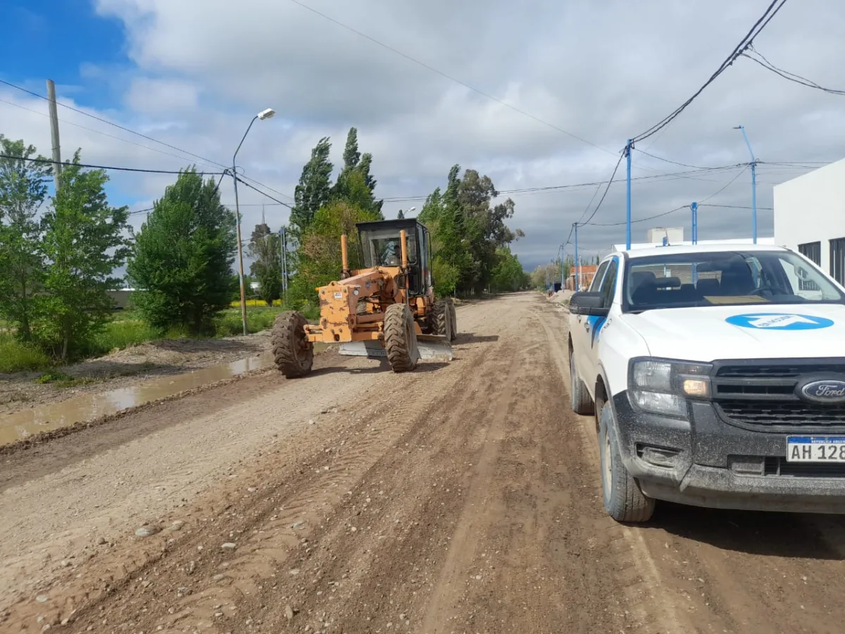Mejoran calles de ripio en Roca con reparaciones y perfilado