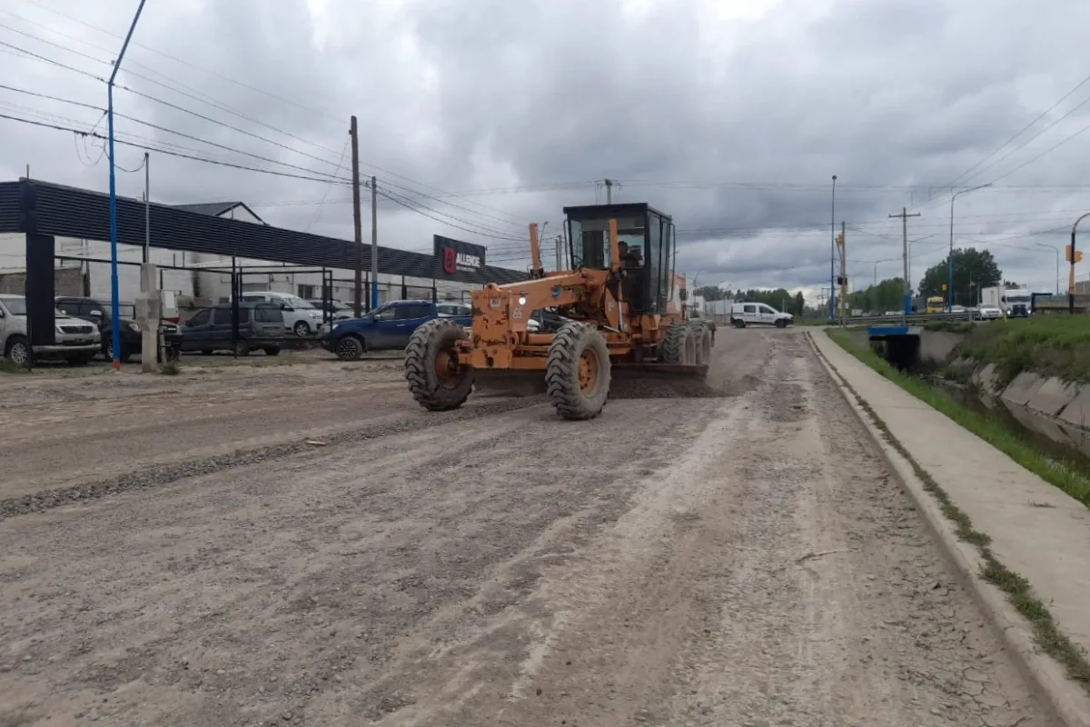 Mejoran calles de ripio en varios barrios de Roca