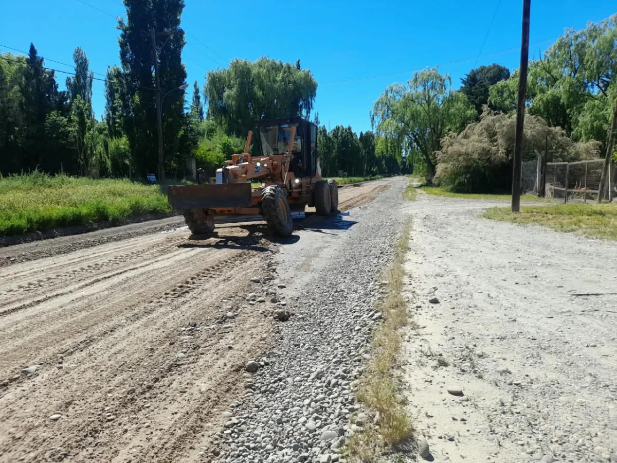 Mejoran las calles de ripio en varios barrios de Roca
