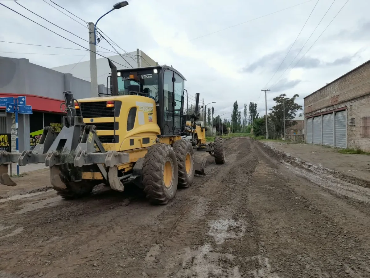 Mejoras en calles de ripio en la ciudad de Roca