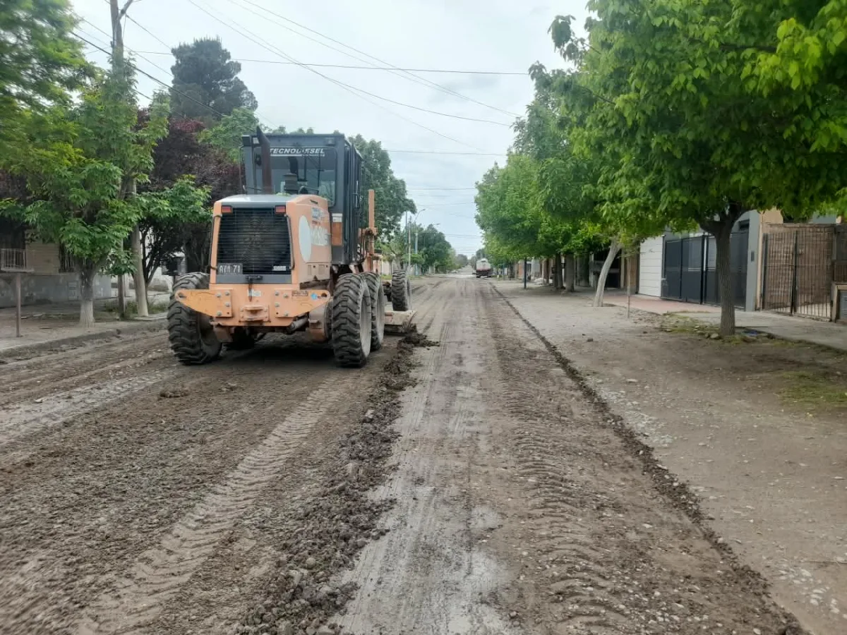 Mejoras en calles de ripio en Roca para mayor seguridad vial