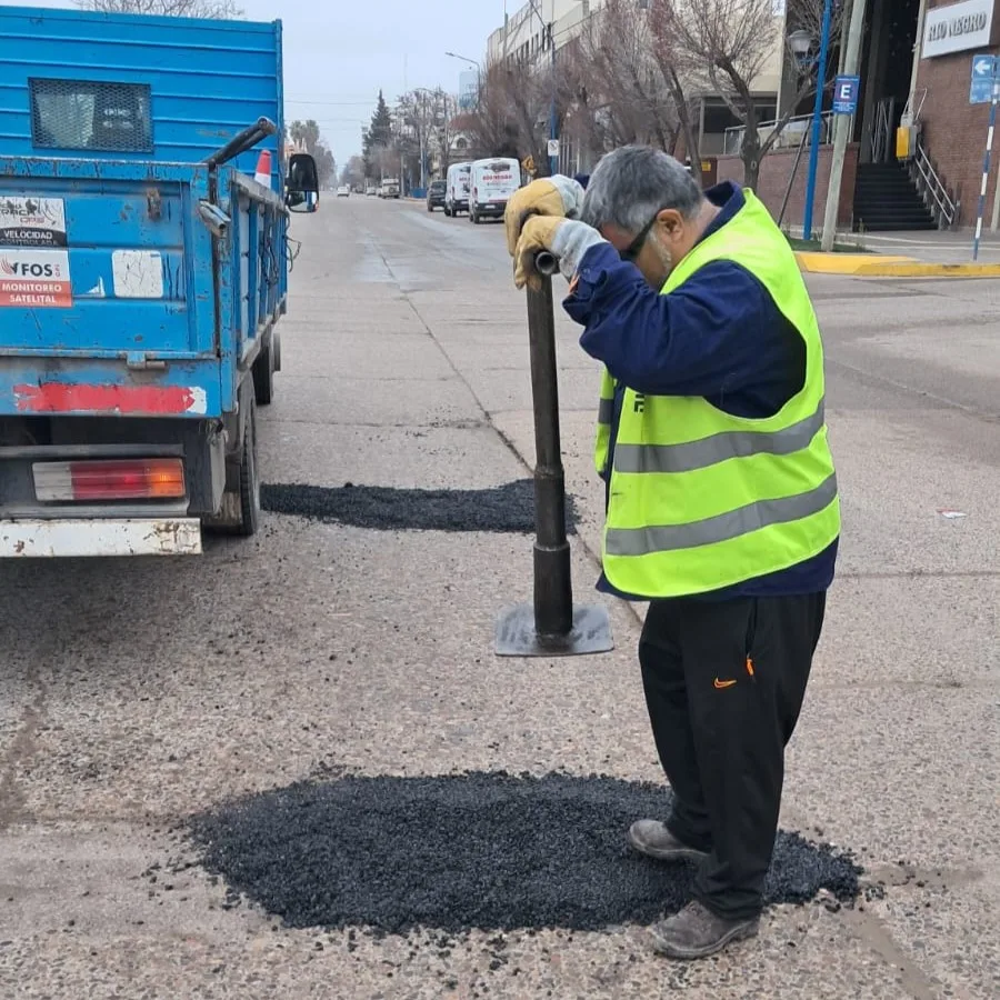 Mejoras en calles pavimentadas de Roca para mayor seguridad vial