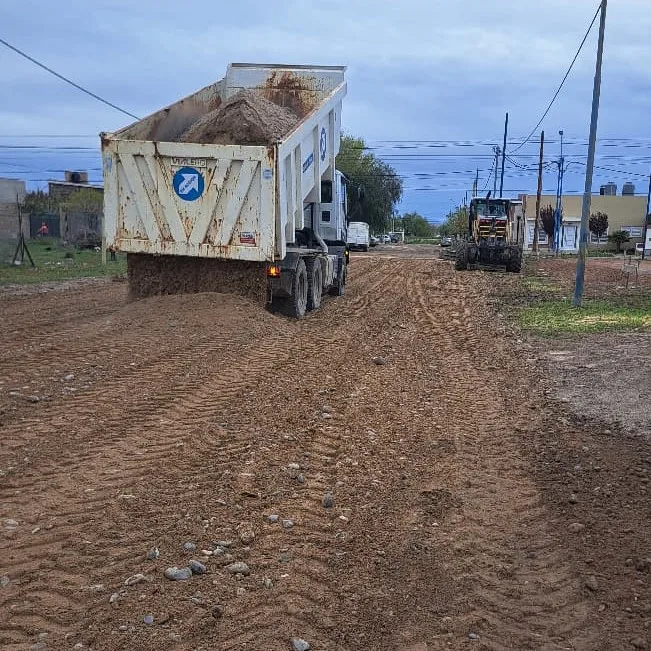 Mejoras en calles y desagote en Roca