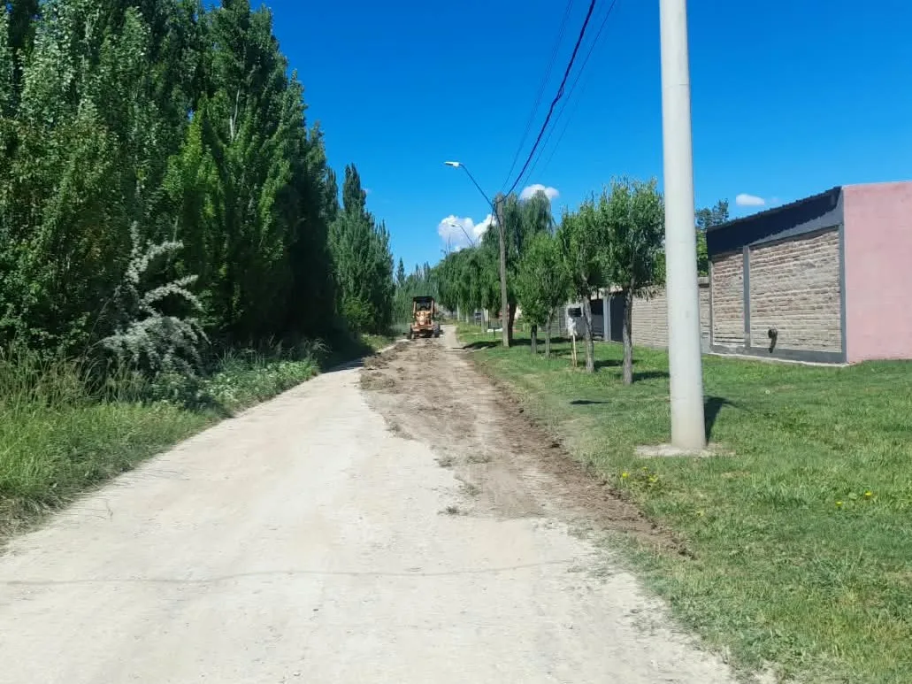 Mejoras en calles y desagües en Roca para facilitar la circulación