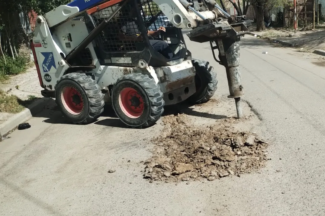 Mejoras en las calles de Roca: trabajos en barrios y avenidas