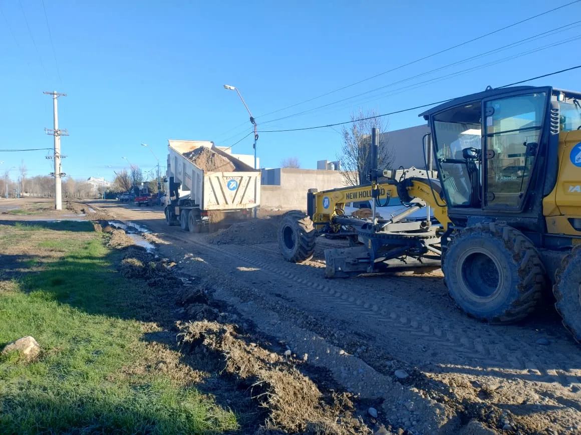 Operativo de desagote y mantenimiento de calles en la ciudad