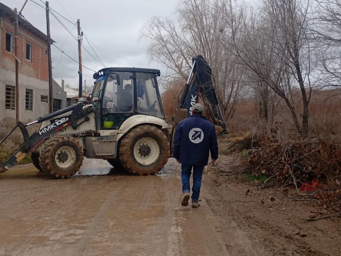 Operativo de drenaje y limpieza en barrios de la ciudad