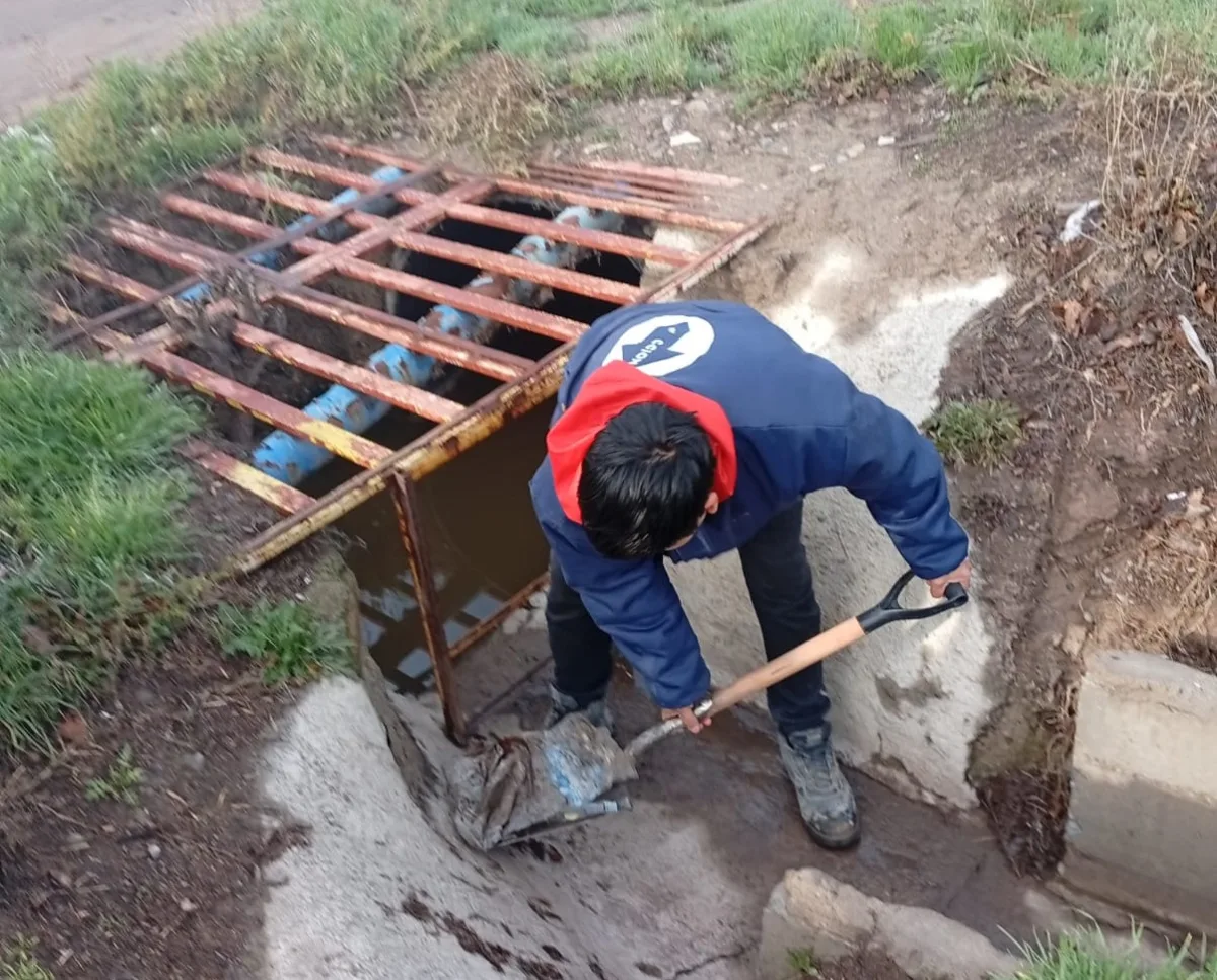 Operativo de limpieza de desagües en la ciudad
