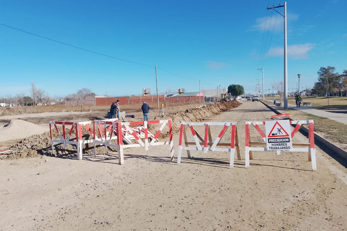 Progreso en la red cloacal de calle 25 de Mayo beneficia a vecinos