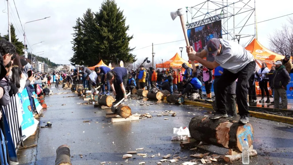 Bariloche celebró el Concurso de Hacheros en la Fiesta de la Nieve
