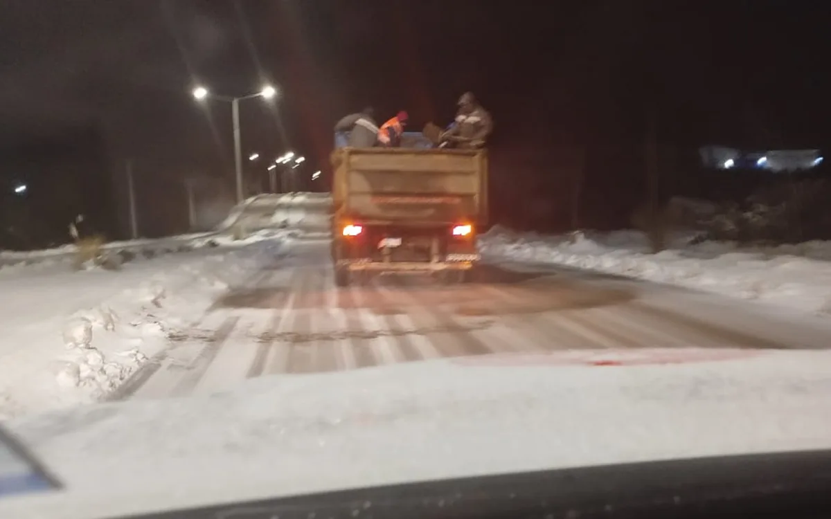 Bariloche: distribuyen arena y sal por heladas en las calles
