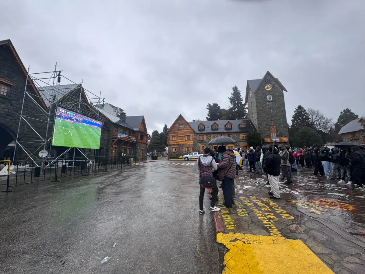 Bariloche festejó un triunfo de la Selección bajo la lluvia
