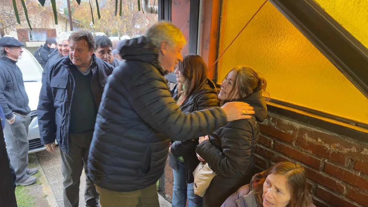 Cortés y Weretilneck se reunieron con vecinos en el barrio 2 de Agosto