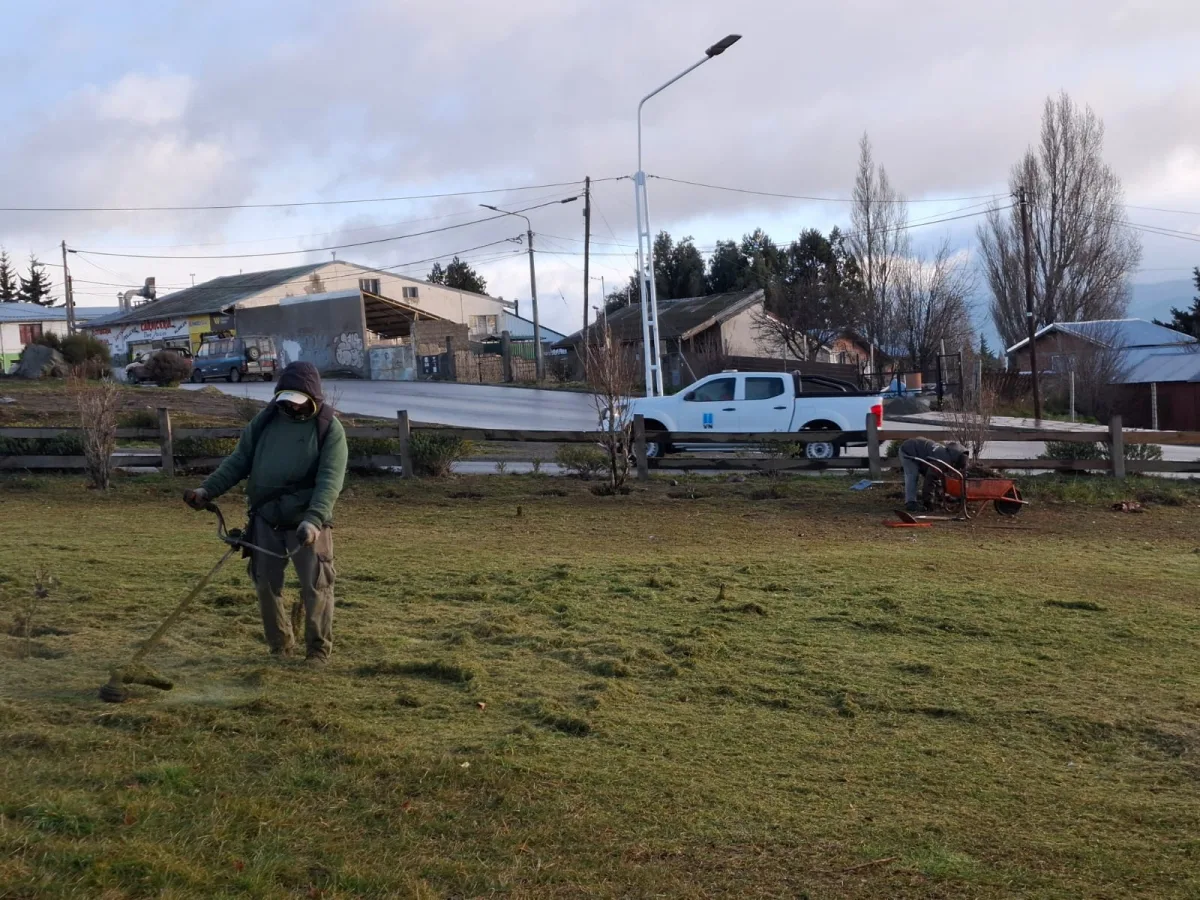 Intervenciones en espacios verdes de Bariloche: Onelli y La Paz
