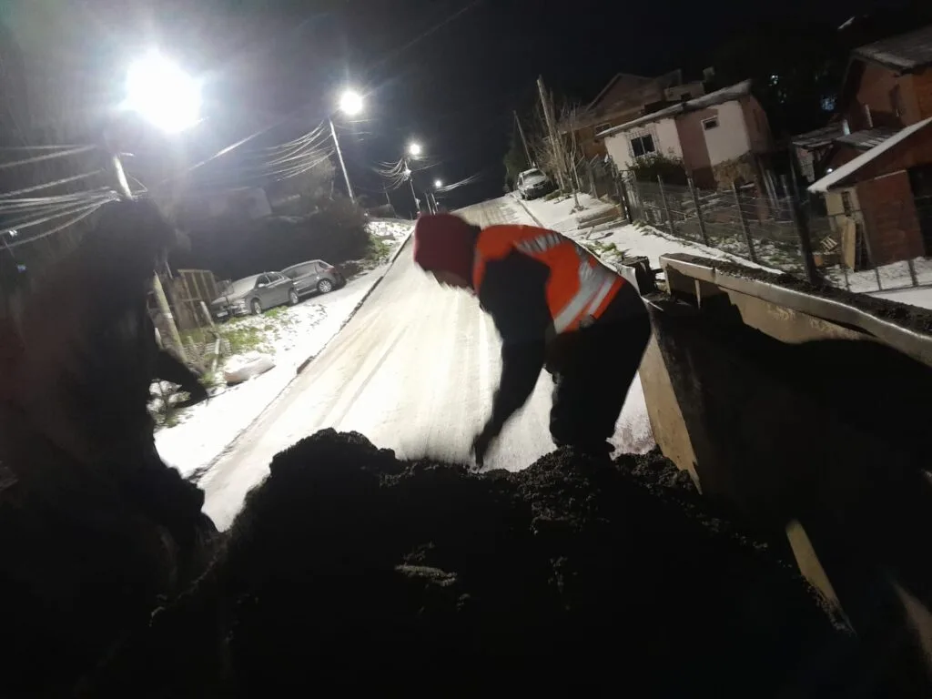 Precauciones por heladas en Bariloche: distribución de arena y sal