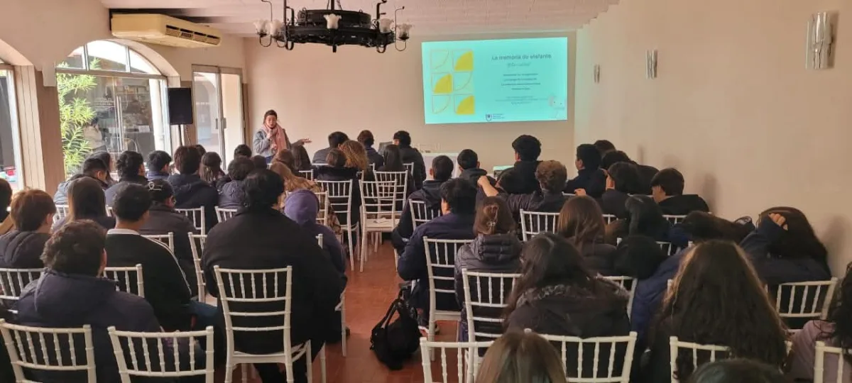 Jóvenes del último año exploraron su futuro en la Feria del Libro