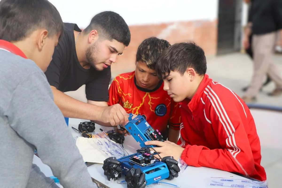 Estudiantes de La Matanza avanzan a provinciales de robótica