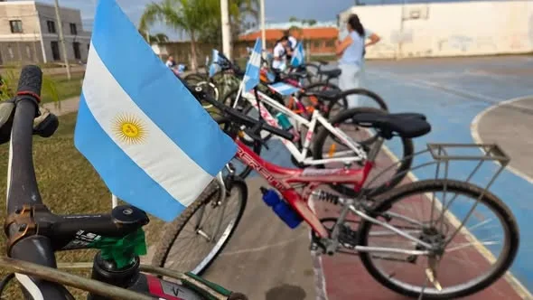 Bicicleteada en Fontana reunió a cientos de vecinos por el Mundial