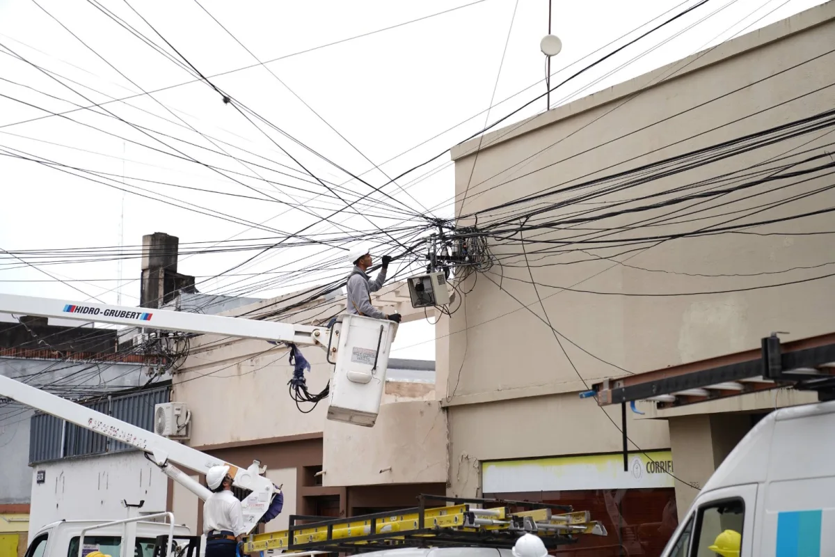 Continúan las intervenciones para despejar cables en calle Salta