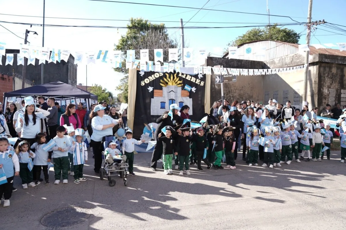 Desfile patrio de niños en Primera Junta celebró el 9 de julio