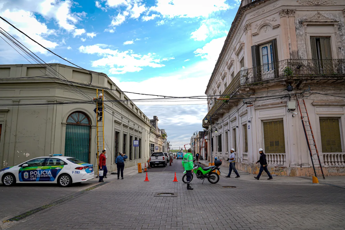 Despeje de cables en el casco histórico de Corrientes