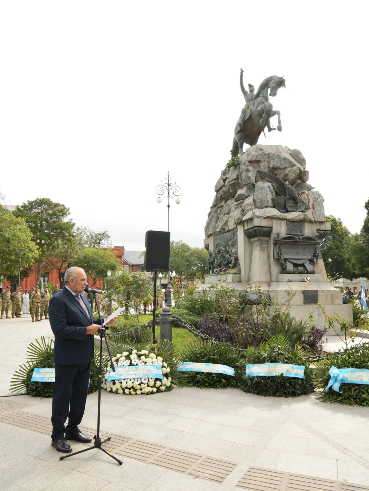 Homenaje a San Martín: un llamado a los valores en la plaza 25 de Mayo