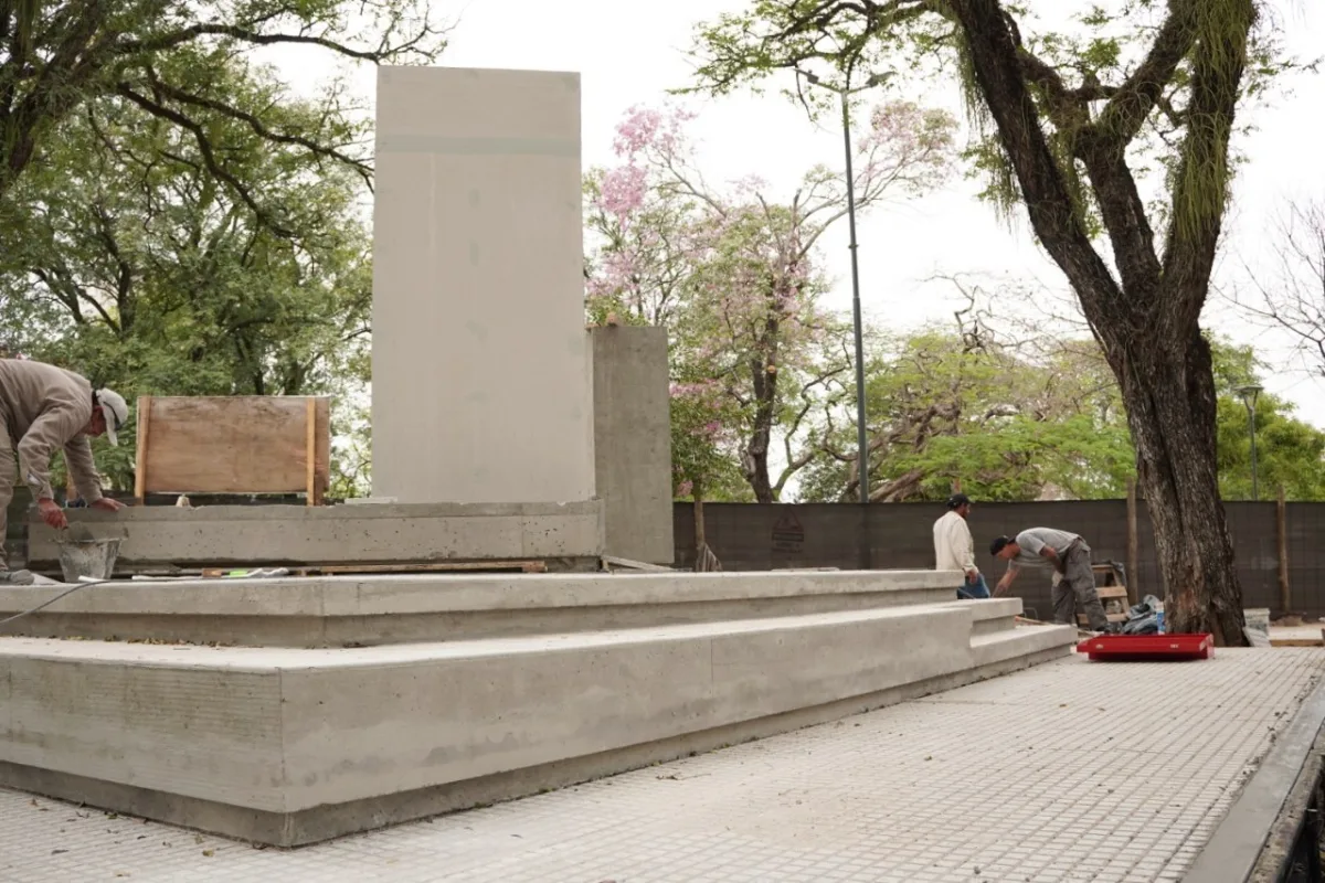 Renovación del monumento a Sarmiento en Parque Mitre se completa en septiembre