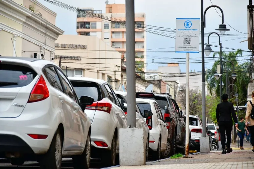San Juan Bautista: estacionamiento medido y servicios disponibles