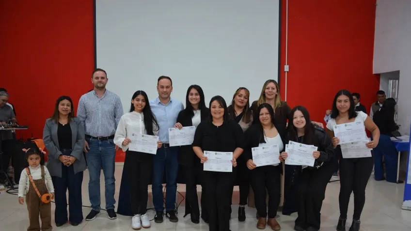 Entrega de certificados a egresados de cursos en Goya