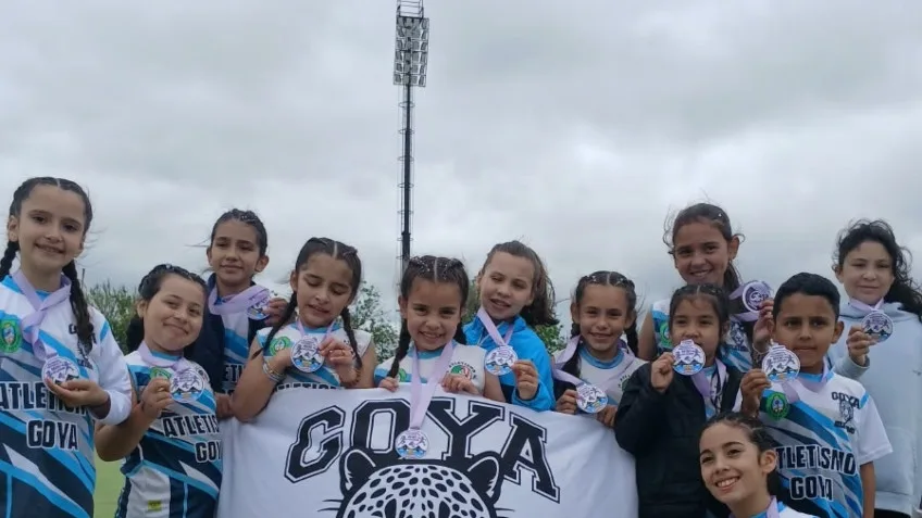 Gran participación de niños en competencia de atletismo en Goya