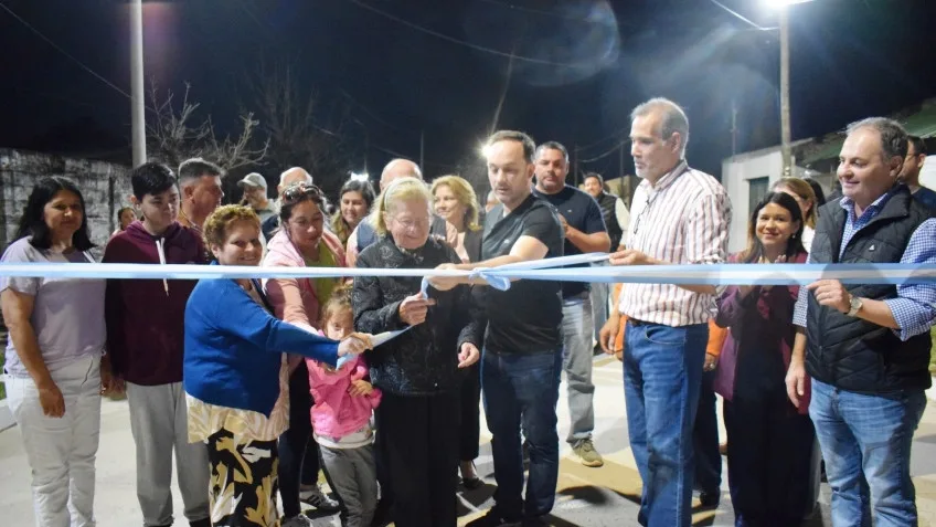 Inauguran nueva cuadra de pavimento en barrio Scófano