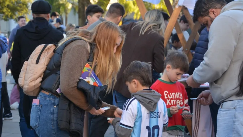 Intercambio de figuritas y festejos por el Día del Padre en Goya
