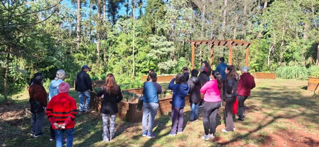 32 vecinos iniciaron su huerta agroecológica en taller práctico