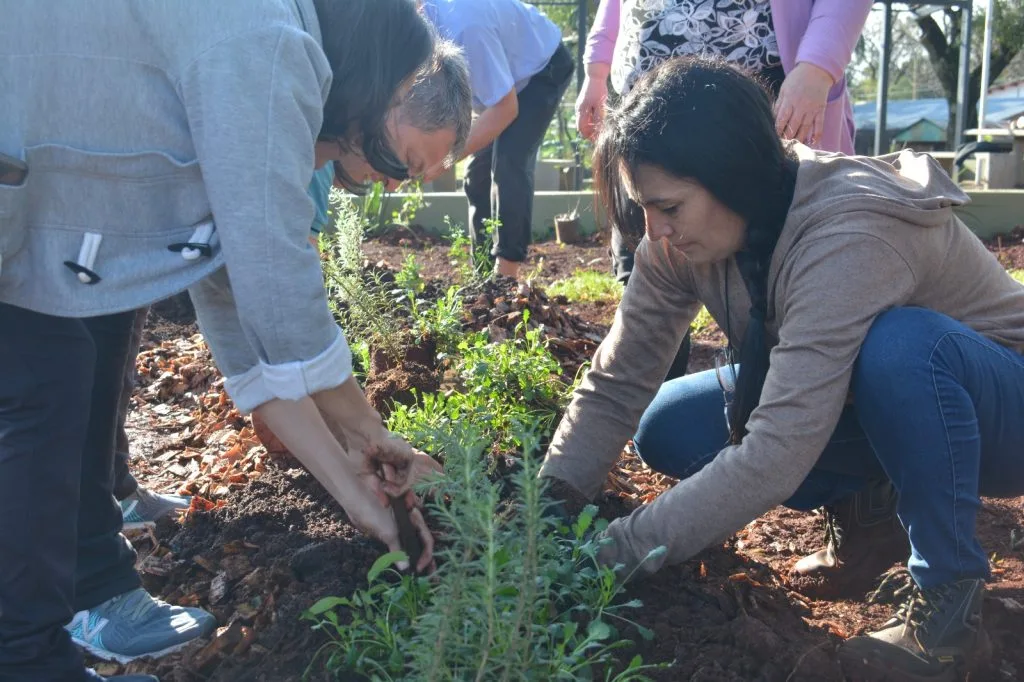 Avanza la construcción de la plaza en Villa Falk con plantación comunitaria