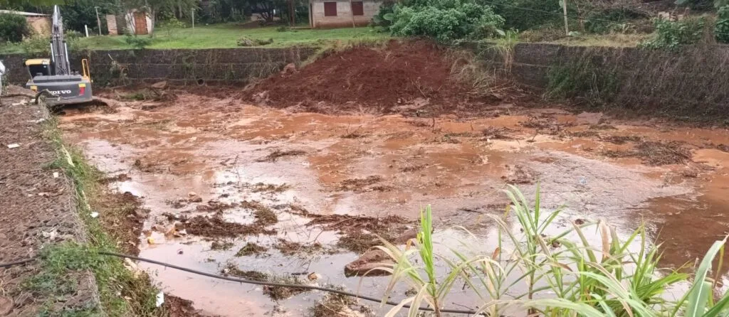 Avanza la limpieza del arroyo Mbotaby para prevenir inundaciones