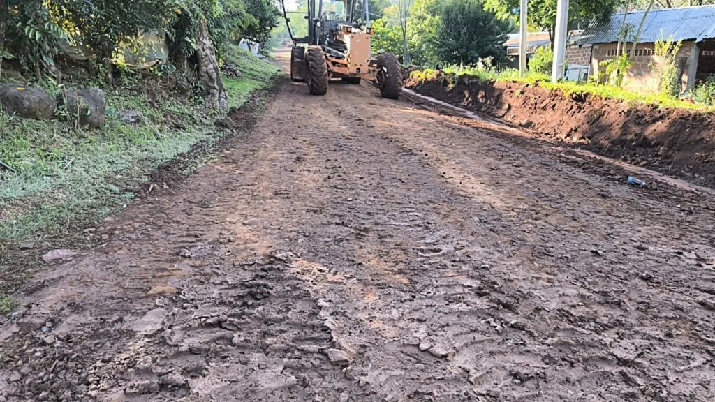 Avanzan trabajos de limpieza y mantenimiento de calles en Oberá