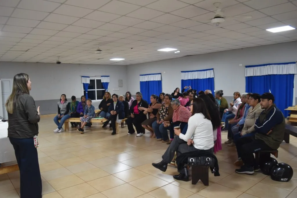 Charla sobre salud mamaria reunió a especialistas y vecinos