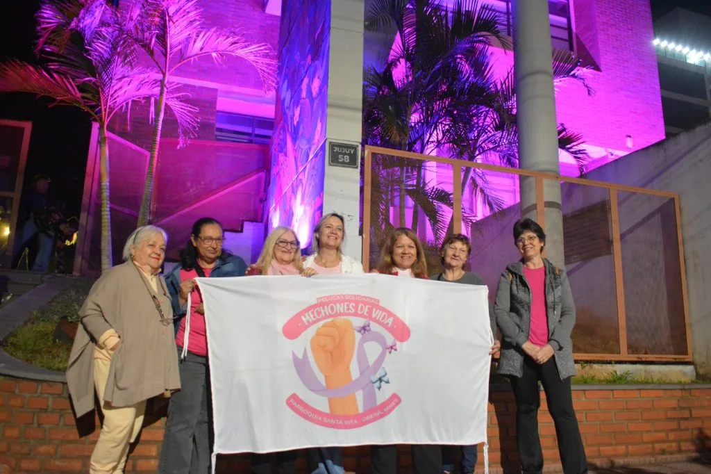 El edificio municipal se iluminó de rosa por el cáncer de mama
