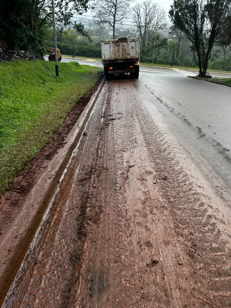 Limpieza en barrios: 25 camiones retiraron barro y residuos