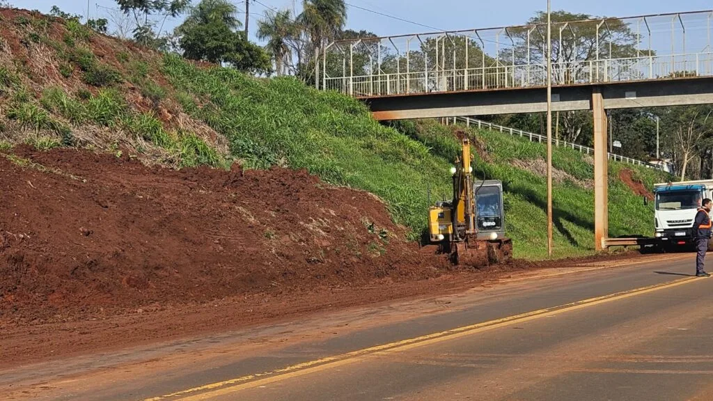 Mantenimiento de banquinas y desagües en Ruta 14 de Oberá