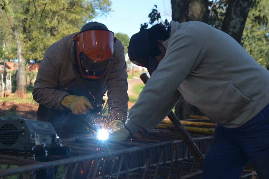 Reparan el puente peatonal sobre el arroyo Mbotaby en Oberá